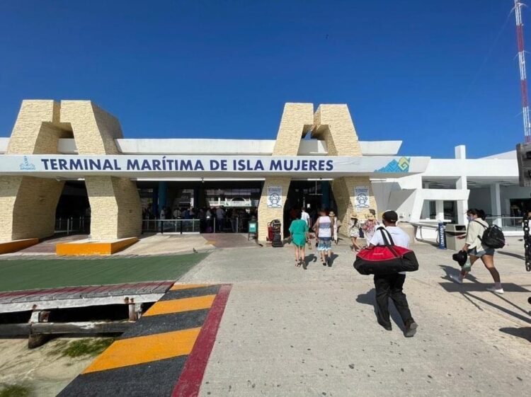Amenazan escoltas de ex alcalde de Isla Mujeres a personal de naviera