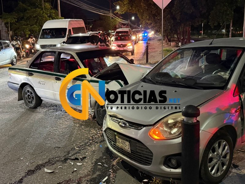 Aparatoso choque en la intersección de avenida 20 de noviembre con calle 18