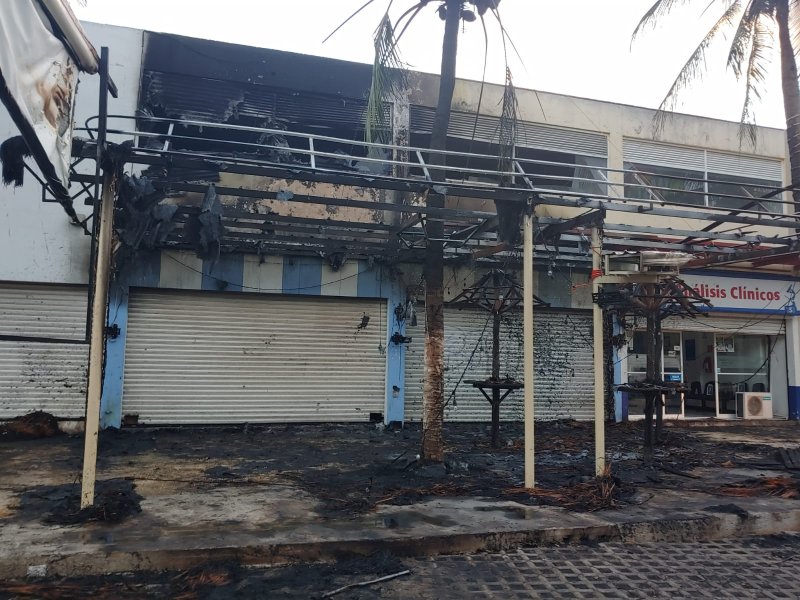 Así quedo bar “La Palapita” después de que lo incendiaran