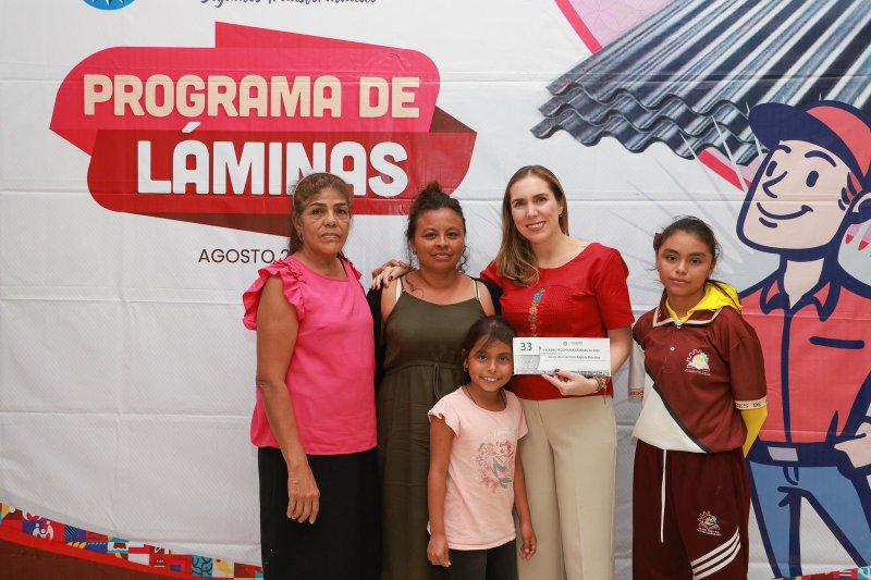 Atenea Gómez Ricalde continúa con la entrega de láminas de zinc en Ciudad Mujeres