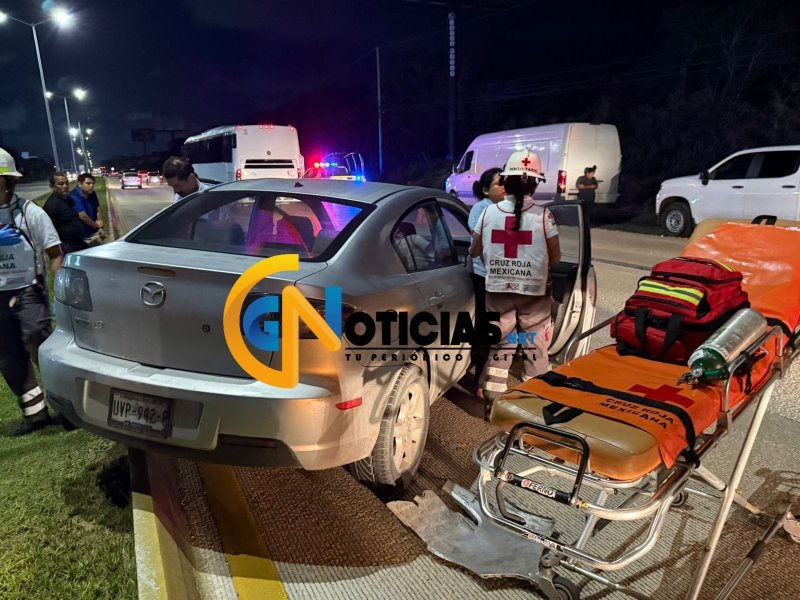 Automovilista se estrella contra camioneta de fiscalía y de ayudantía