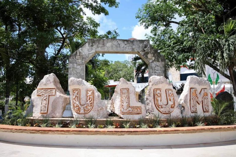 Autoridades develan emblemáticas letras de Tulum por aniversario como Pueblo Mágico