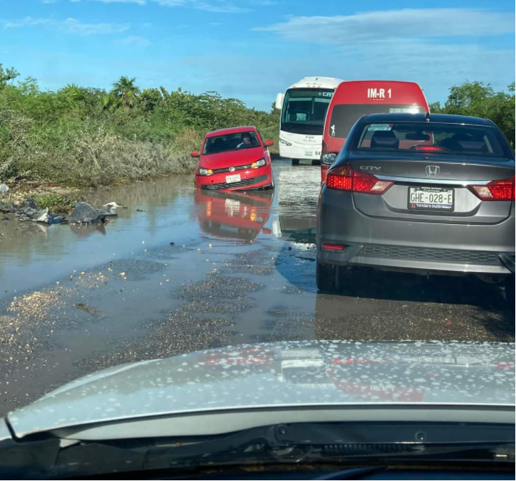 Bache hacia Isla Blanca perjudica a dos víctimas en un mismo día; piden reparación del camino