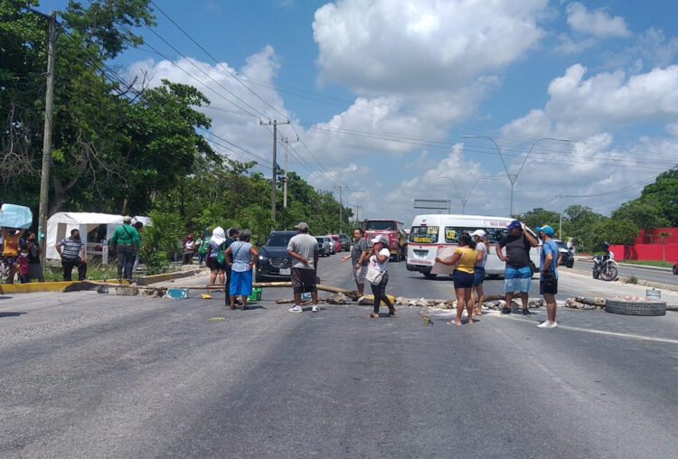 Bloquean Av. López Portillo vecinos que denuncian abusos en tarifas de CFE