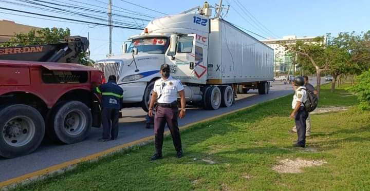 Camión derriba postes y deja sin luz al SAT y Plaza las Américas