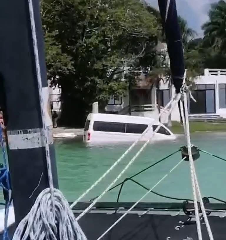 Clausuran hotel en Bacalar tras caída de una van a la laguna