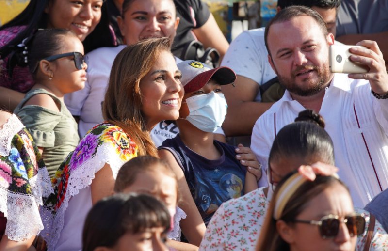 Con el pueblo Mara Lezama presencia el desfile de la Revolución Mexicana en Chetumal