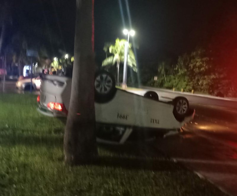 Con las llantas arriba acaba un taxi al ser colisionado