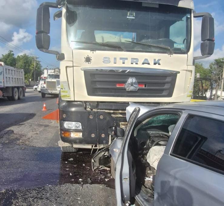 Conductor se impacta contra camión en la López Portillo