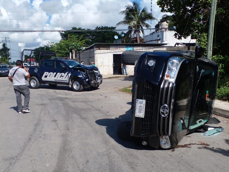 Conductora irresponsable ocasiona aparatoso accidente en Playa del Carmen