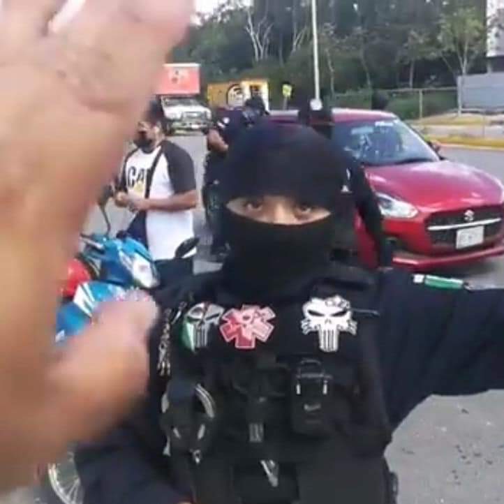CUIDADOPLAYENSES RATEROS ABORDO DE LA PATRULLA 12219 DE LA POLICIA QUINTANA ROO