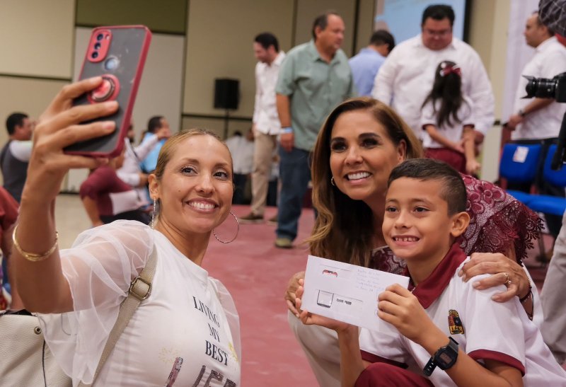 De manera histórica, entrega Mara Lezama mil 442 becas para estudiantes de Cozumel