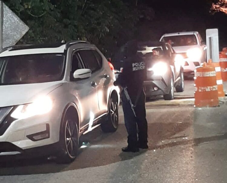 Detienen a sujetos con drogas cuando pasaban por filtro policiaco en Playa del Carmen