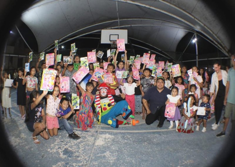 Dibujan sonrisas en niñas y niños de todas las comisarías