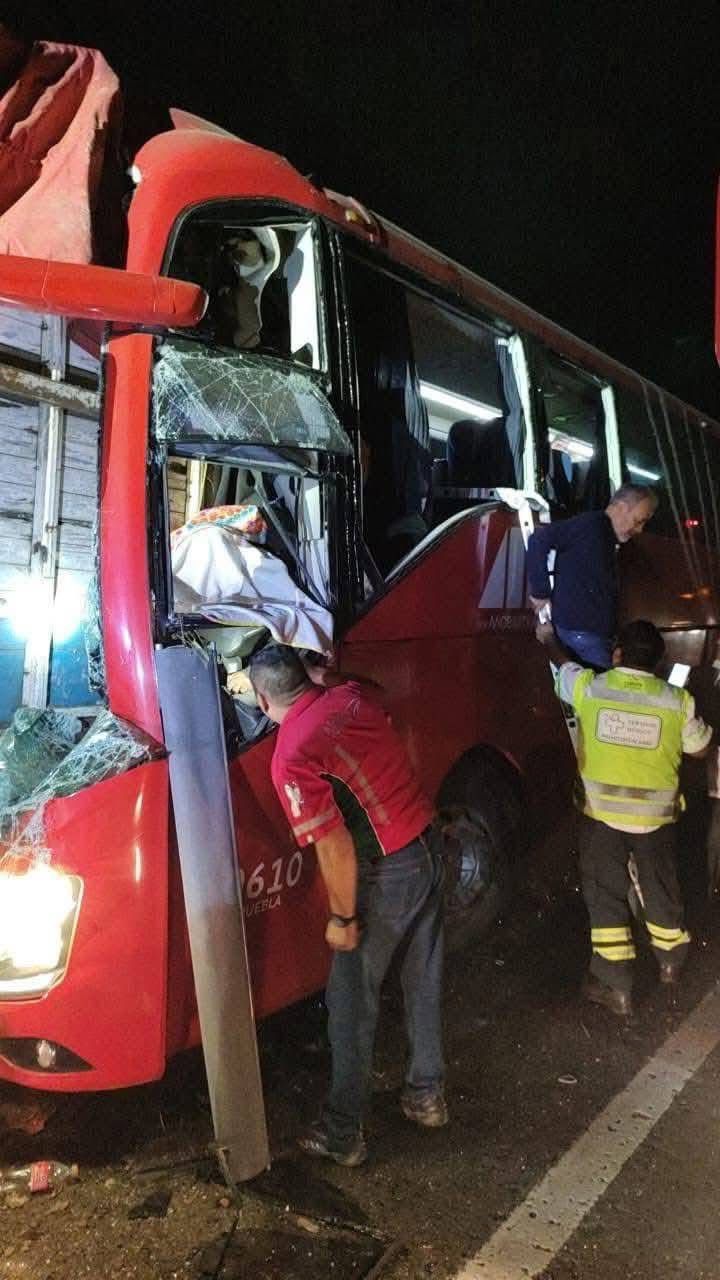 DOS MUERTOS Y MÁS DE 20 HERIDOS EN ACCIDENTE DE AUTOBÚS ADO EN LA TINAJA-COSOLEACAQUE.
