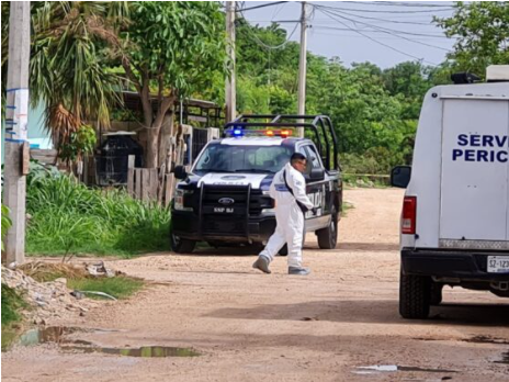 EJECUCIÓN EN LA REGIÓN 242: Tiran en área verde de Cancún el cuerpo ensabanado de una persona