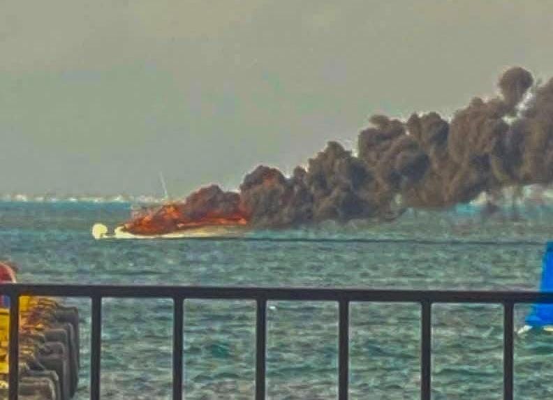 Embarcación se incendia frente a Isla Mujeres; se activan servicios de emergencia