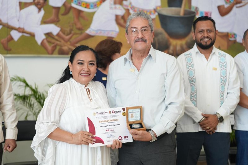 Entrega SEQ estímulos y reconocimientos a maestras y maestros por 40 años de servicio