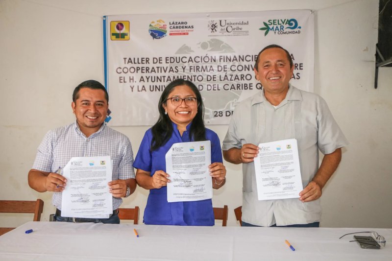 Firma Nivardo Mena convenio con la Universidad del Caribe.