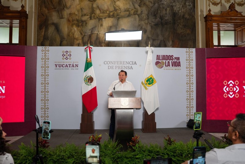 Gobernador Joaquín Díaz Mena cumple compromiso y presenta reformas al Isstey