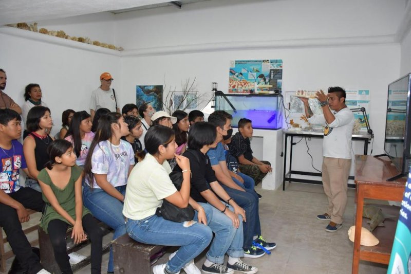 La FPMC recibió a los “Guardianes del Mar de Cozumel” en el laboratorio de corales