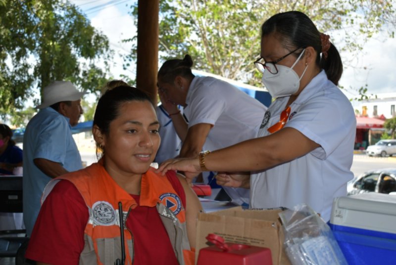Lili Campos llevó servicios gratuitos a Misión de las Flores