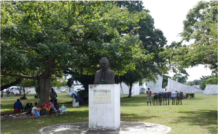 Migrantes haitianos instalan campamento a unos pasos del Palacio Municipal