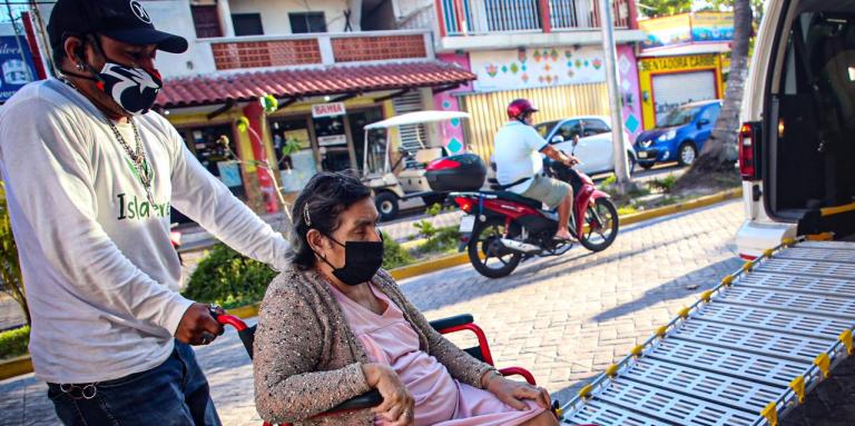 Movilizan a adultos mayores para la aplicación de vacuna covid en Isla Mujeres