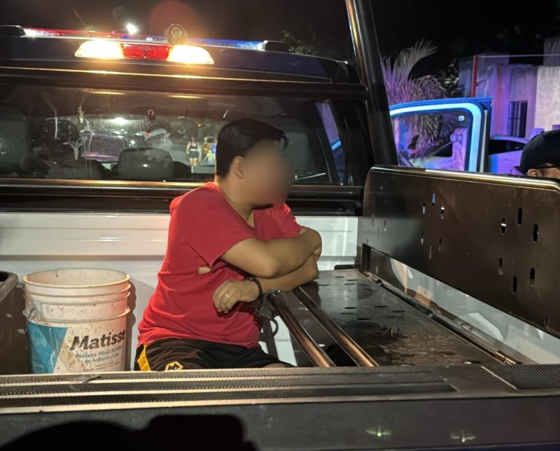 Mujer enfrenta y cachetea a presunto acosador de menores en Villas del Mar Plus