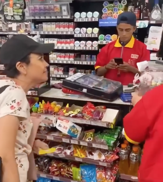 Mujer protagoniza altercado en Oxxo tras fallida recarga de tarjeta de transporte