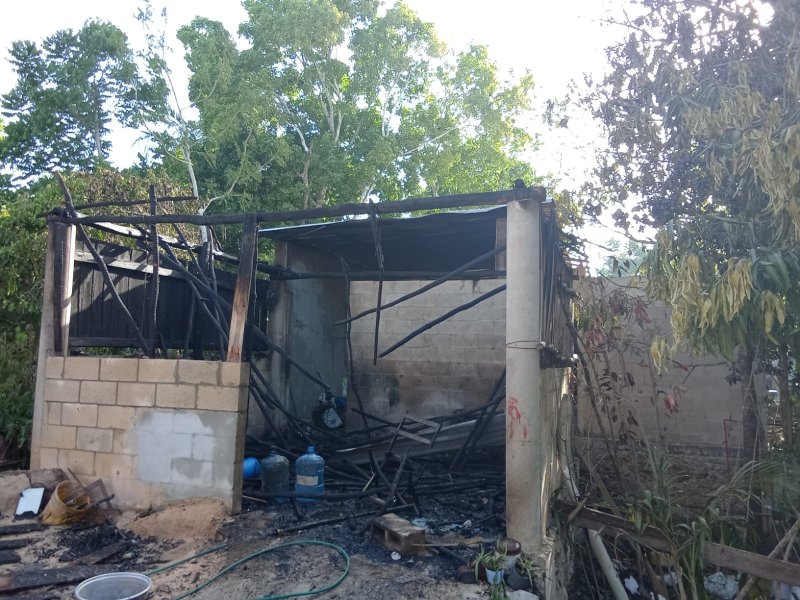 Nivardo Mena atiende a familia afectada por incendio.