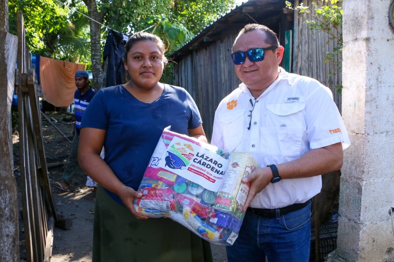 Nivardo Mena entrega despensas en Chiquila.