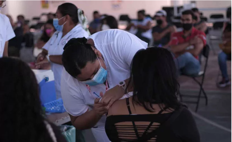 No me siento segura de estar protegida: maestra vacunada con Cansino