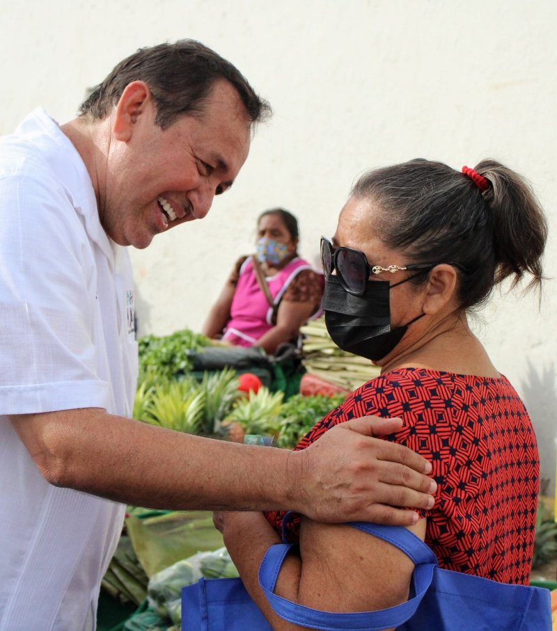 El día de hoy estuve en el Mercado Lázaro Cárdenas Chetumal, en dónde sentí el apoyo y calidez de su gente. Sin duda el cariño del pueblo es uno de los motivos por el cual sigo adelante. ￼ Cada vez #SomosMÁS ￼