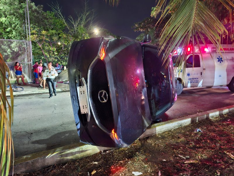 El conductor de una camioneta Mazda se endrogó luego de que provocó un aparatoso accidente sobre la avenida Francisco I. Madero, a la altura de la región 103