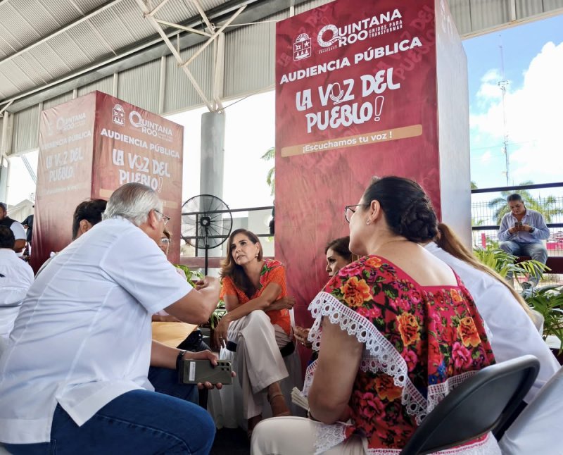 El titular de la FGEQuintanaRoo, Raciel López Salazar, acompaña a la Gobernadora Mara Lezama en la audiencia pública LaVozDelPueblo, que en esta ocasión tiene lugar en el Domo de la Unidad Deportiva Bicentenario, en el municipio de Cozumel.