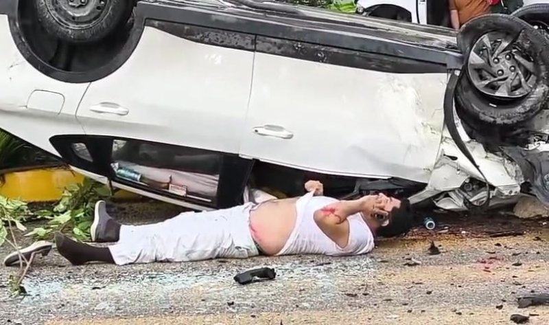 Un aparatoso accidente dejó cuantiosos daños materiales y por lo menos un lesionado en la entrada a la estación del Tren Maya.
