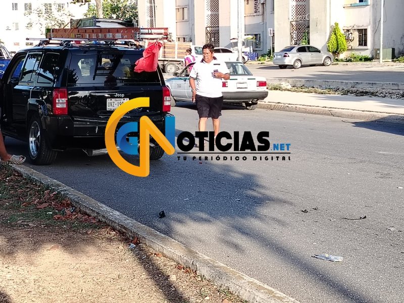 Un fuerte accidente por alcance dejo cuantiosos daños materiales en el fraccionamiento Nikté, hubo un menor lesionado, pero fue llevado al hospital por sus medios