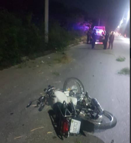 FATAL CARRERA DE UN TRABAJADOR: Choca motociclista contra poste de metal en el Arco Vial de Cancún y muere