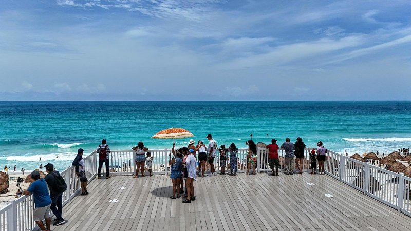 Consolida Caribe Mexicano su liderazgo turístico con más de 332 mil visitantes durante el puente del Día de Muertos
