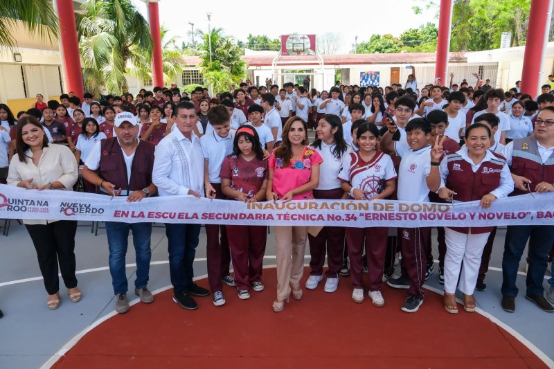 Entrega Mara Lezama su domo a 275 estudiantes de la secundaria “Ernesto Novelo y Novelo” en Bacalar