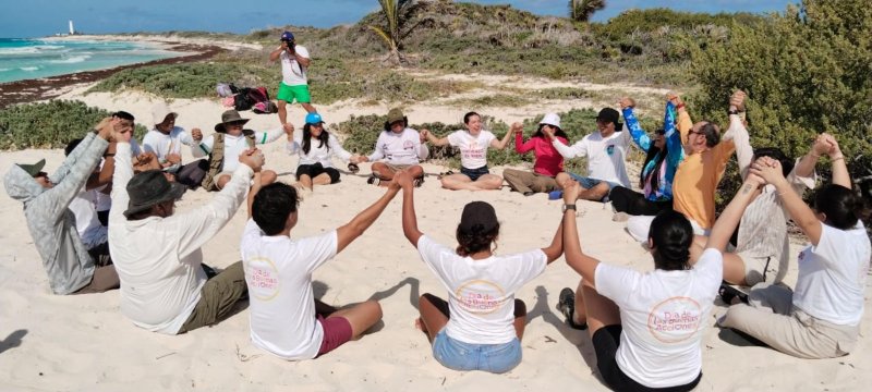 Se suman universitarios y comunidad a la jornada de meditación y restauración ambiental en Punta Sur: FPMC