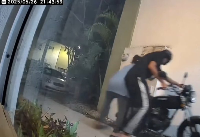 Captan a dos sujetos robando motocicleta en Residencial Turquesa; piden ayuda para identificarlos