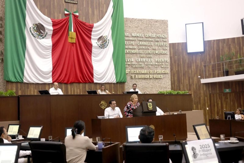 Reconocen a Ana Rosa Villanueva Pérez por más de 60 años de entrega a la educación en Yucatán