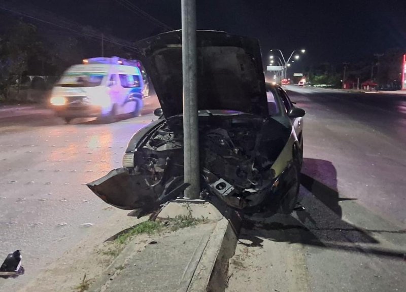 Mustang termina como pérdida total tras chocar contra poste en la José López Portillo; conductor huyó del lugar