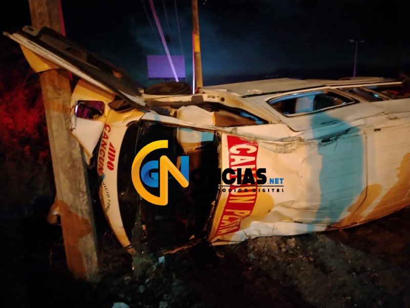Vuelca combi en la carretera Cancún–Puerto Morelos; hay varios heridos y uno fue trasladado en helicóptero