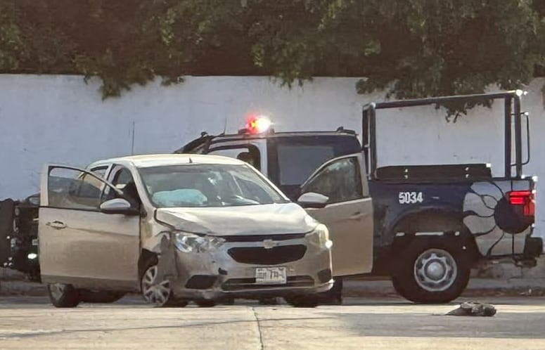 Detienen a dos hombres tras asaltar a transeúntes y chocar durante persecución en la SM 228 de Cancún