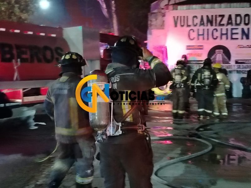 Un incendio registrado en una vulcanizadora ubicada en la intersección de las avenidas Chichén con Kabah provocó la movilización de equipos de emergencia la noche de hoy.