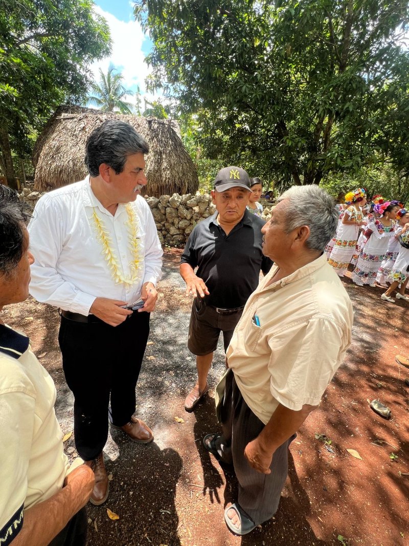 Enrique Morales Pardo Delegado de la SADER En quinta Roo, se reúne con con más de 150 pequeños productores de pitahata así como campesinos en el poblado de Tihosuco perteneciente al municipio de Felipe Carrillo Puerto.