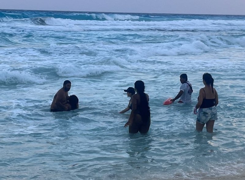Se activan los servicios de emergencia en una playa de la zona hotelera una bañista fue rescatada y otro más está siendo buscado.